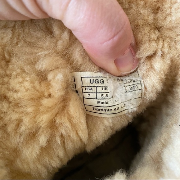 UGG BAILEY BUTTON BOOTS - Picture 10 of 10